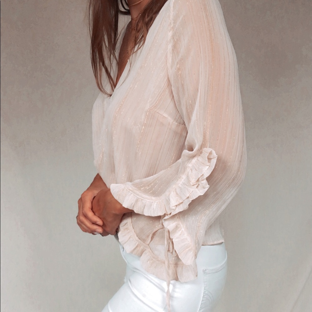NWT Stunning peach top with flowing tied sleeves - Picture 6 of 10